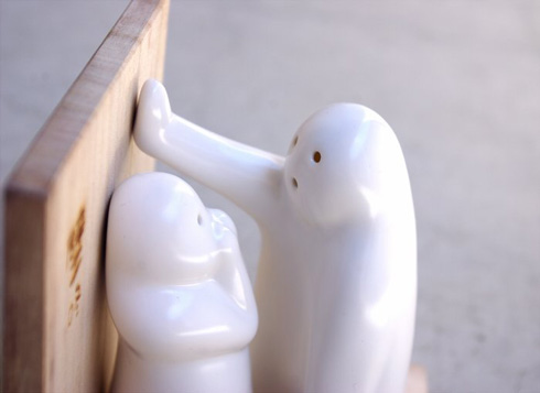 「壁ドン」風調味料入れ