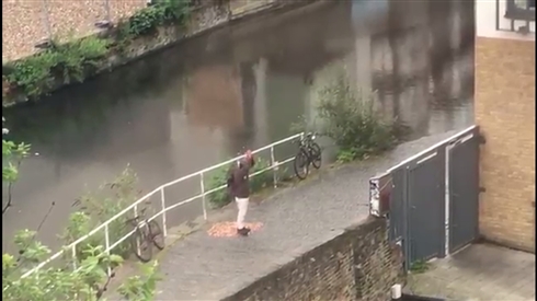 1万5千枚のコインが落ちてたらどうする？　ロンドンで行われた「社会実験」が話題に