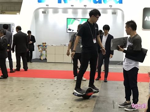 スケボーと一輪車を合体させた未来感　「JYRO Roll」日本初披露