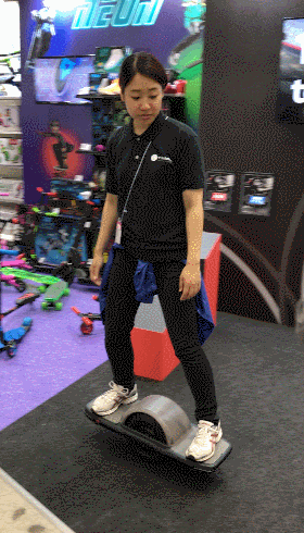 スケボーと一輪車を合体させた未来感　「JYRO Roll」日本初披露