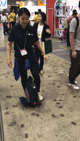スケボーと一輪車を合体させた未来感　「JYRO Roll」日本初披露