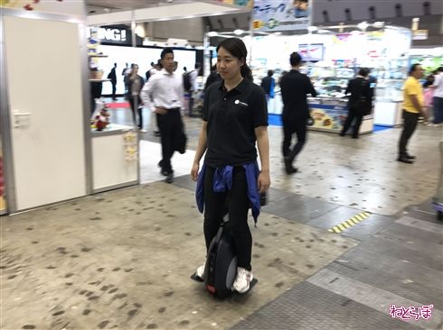 スケボーと一輪車を合体させた未来感　「JYRO Roll」日本初披露