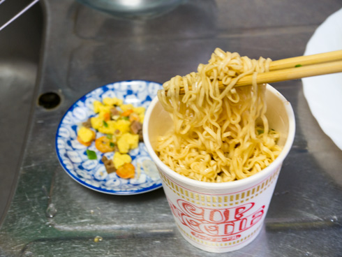 具を取り分けたカップヌードル