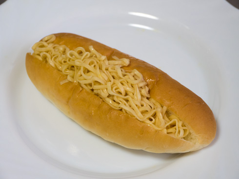 パンに挟んだカップヌードル