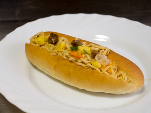 具を乗せたカップヌードルパン