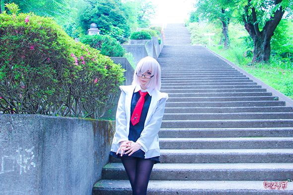 階段前に立つマシュ