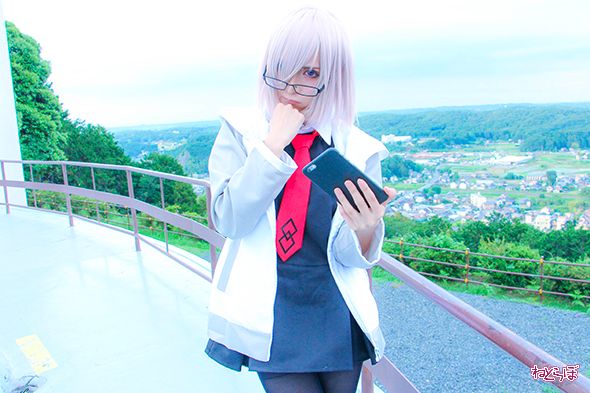 首を傾げるマシュのコスプレイヤー