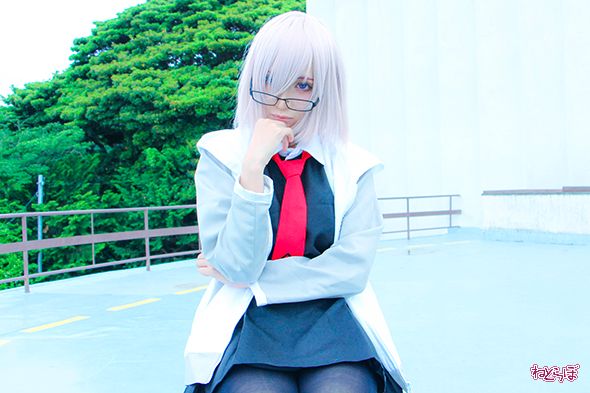 見つめるマシュのコスプレイヤー
