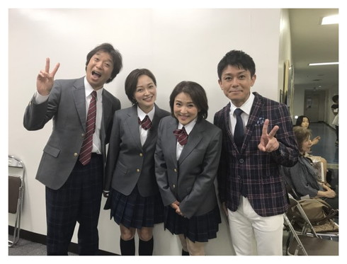 「イチおし！デラックス」出演者みんなで制服姿