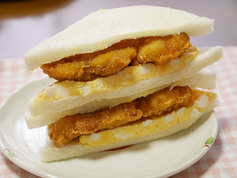 ファミチキをはさみました