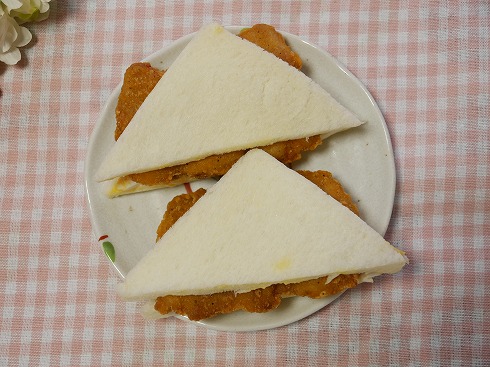 ファミチキがはみ出ます