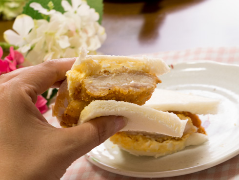 食べようとするところ