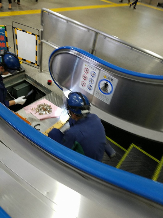エスカレーターの下から大量の小銭が出てきた！　「その小銭どうするの？」関係各所に聞いてみた
