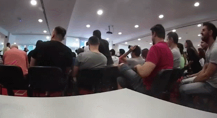 社員「！？？！？」会議中に社長がベランダから飛び降りるドッキリ　駆け付けた職員、爆笑社長にタックル