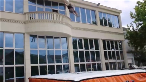 社員「！？？！？」会議中に社長がベランダから飛び降りるドッキリ　駆け付けた職員、爆笑社長にタックル