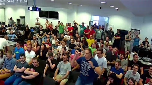 職員「！？？！？」会議中に社長がベランダから飛び降りるドッキリ　駆け付けた職員、爆笑社長にタックル