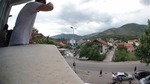 社員「！？？！？」会議中に社長がベランダから飛び降りるドッキリ　駆け付けた職員、爆笑社長にタックル