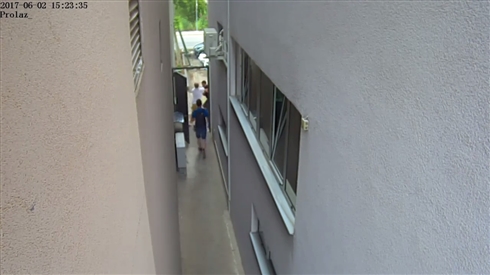 社員「！？？！？」会議中に社長がベランダから飛び降りるドッキリ　駆け付けた職員、爆笑社長にタックル