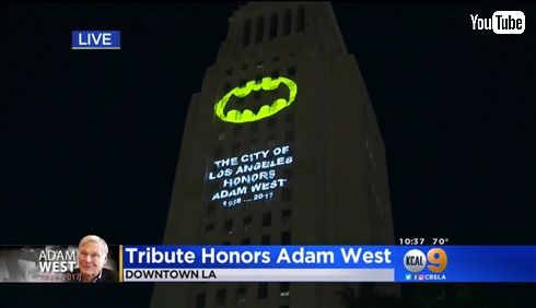 バットマン役で知られるアダム・ウェストさん死去　追悼式でLAシティーホールにバットシグナルが灯る