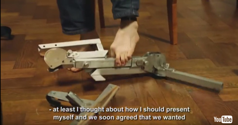 器具を組み立てているところ