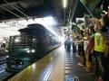 寝台特急「瑞風」、大勢に見送られ出発　一番列車に新婚旅行の夫婦「出会いはトワイライトエクスプレスだったのでうれしい」