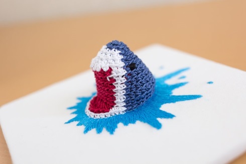 刺しゅう 編み物 サメ