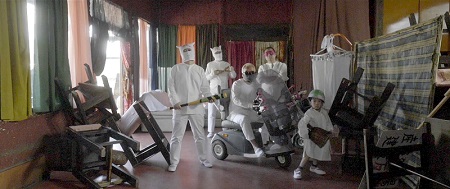 セーラー服おじさんが率いるホワイト教団の面々