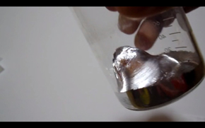 液体金属が滴る置物