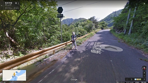 どうして……　Googleストリートビューの山中にエレキギターを持った鹿男が写り込む