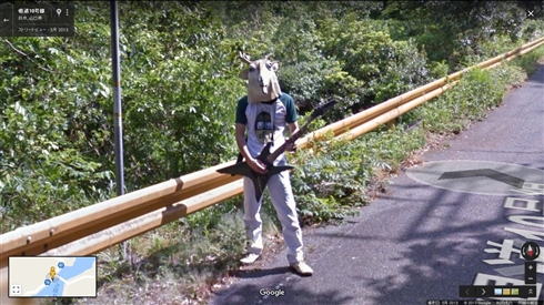 どうして……　Googleストリートビューの山中にエレキギターを持った鹿男が写り込む