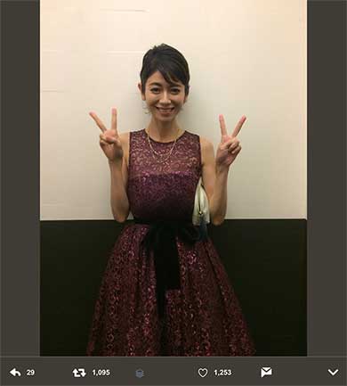 真木よう子ダブルピース