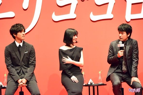 過去パートの2人をじっと見つめる現代パートの松坂桃李さん