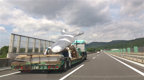 「ヤバいのがいた」　高速道路で運搬される巨大クワガタ像の迫り来る迫力
