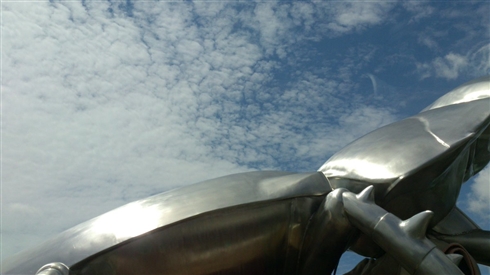 「ヤバいのがいた」　高速道路で運搬される巨大クワガタ像の迫り来る迫力