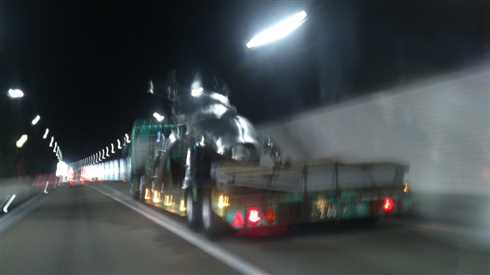 「ヤバいのがいた」　高速道路で運搬される巨大クワガタ像の迫り来る迫力
