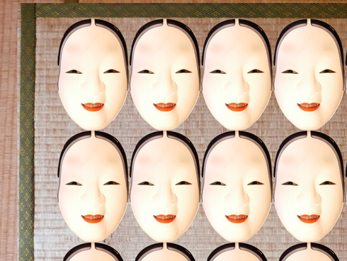 能面がならんだ拡大画像