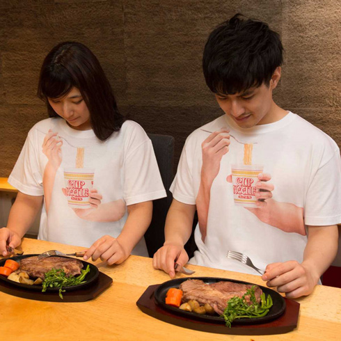 カップヌードル食ってる風Tシャツ