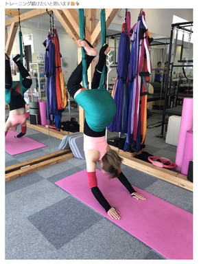 トレーニング中の住谷さん、逆さ吊りです