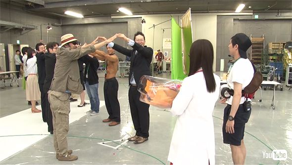 山本彩が人間トンネルをくぐる