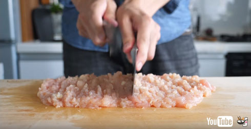 鶏肉を刻むところ