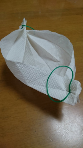 キッチンペーパーを使った簡易マスクの作り方