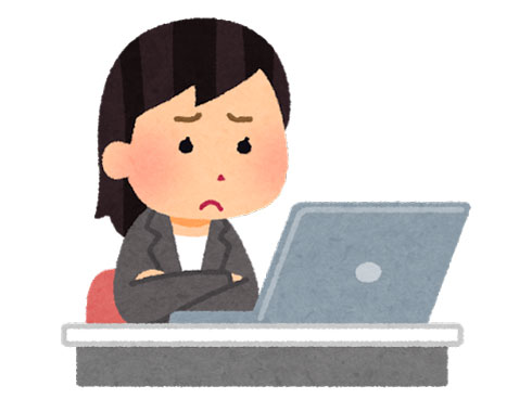 困った顔でパソコンを眺める女性