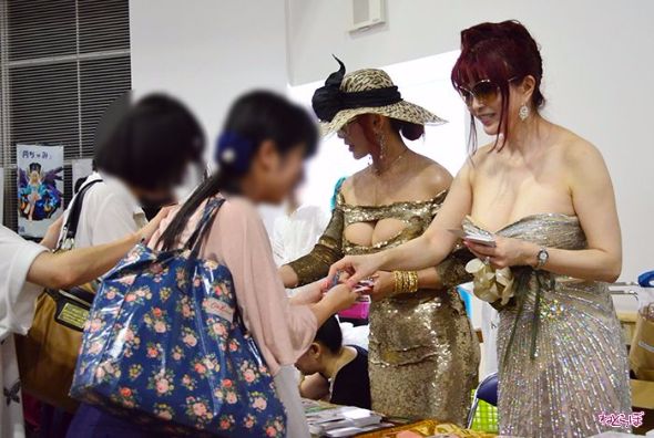 夏のコミックマーケット（C92）で名刺を渡す叶姉妹