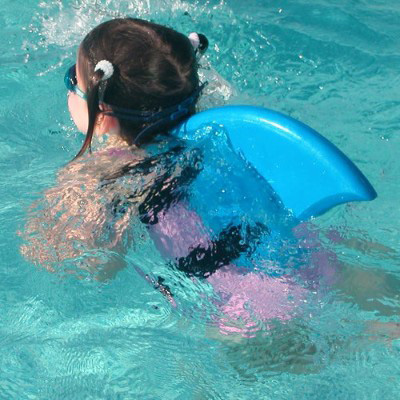 サメの背びれがた水泳補助具「スイムフィン」