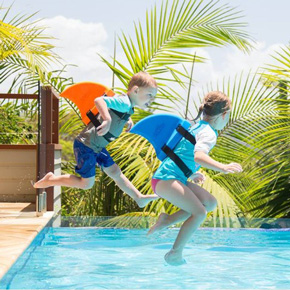 サメの背びれがた水泳補助具「スイムフィン」