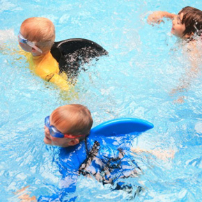 サメの背びれがた水泳補助具「スイムフィン」