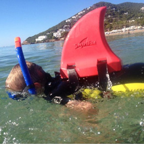 サメの背びれがた水泳補助具「スイムフィン」