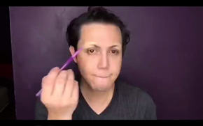 エマ・ワトソンさんに変身するPaolo Ballesterosさんのメイク