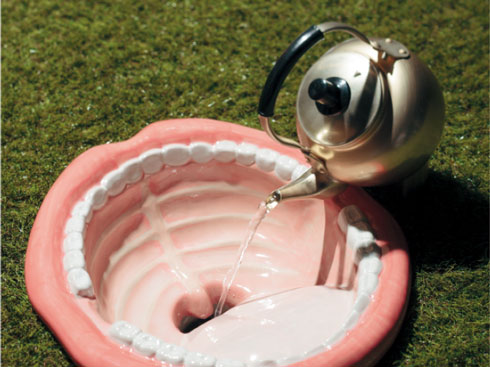 あいた口にやかんで水を