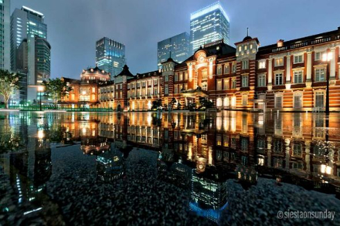 東京駅 雨の日 反射 写真
